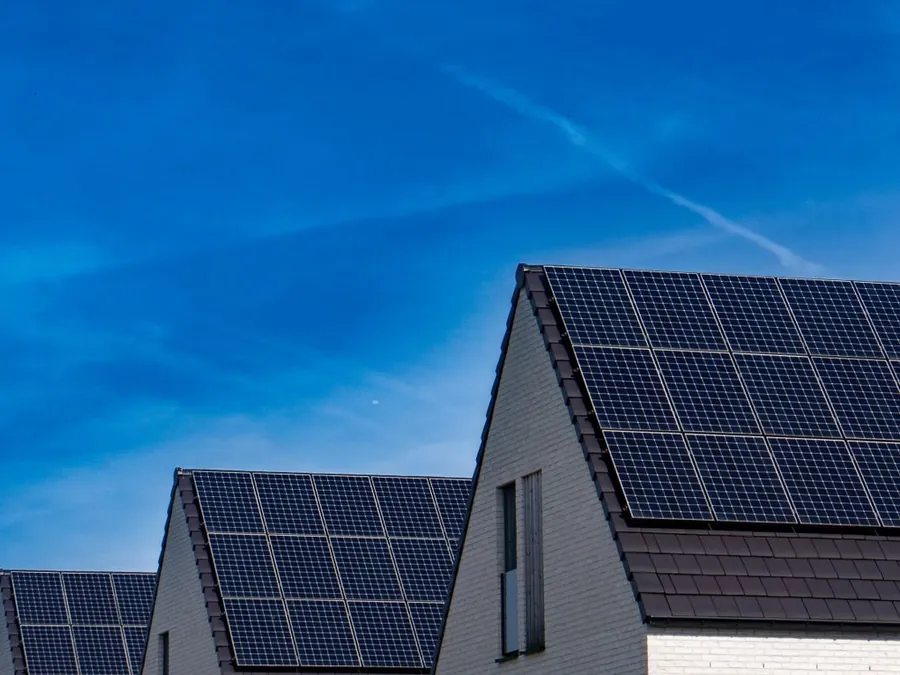 Residência moderna com sistema fotovoltaico instalado no telhado