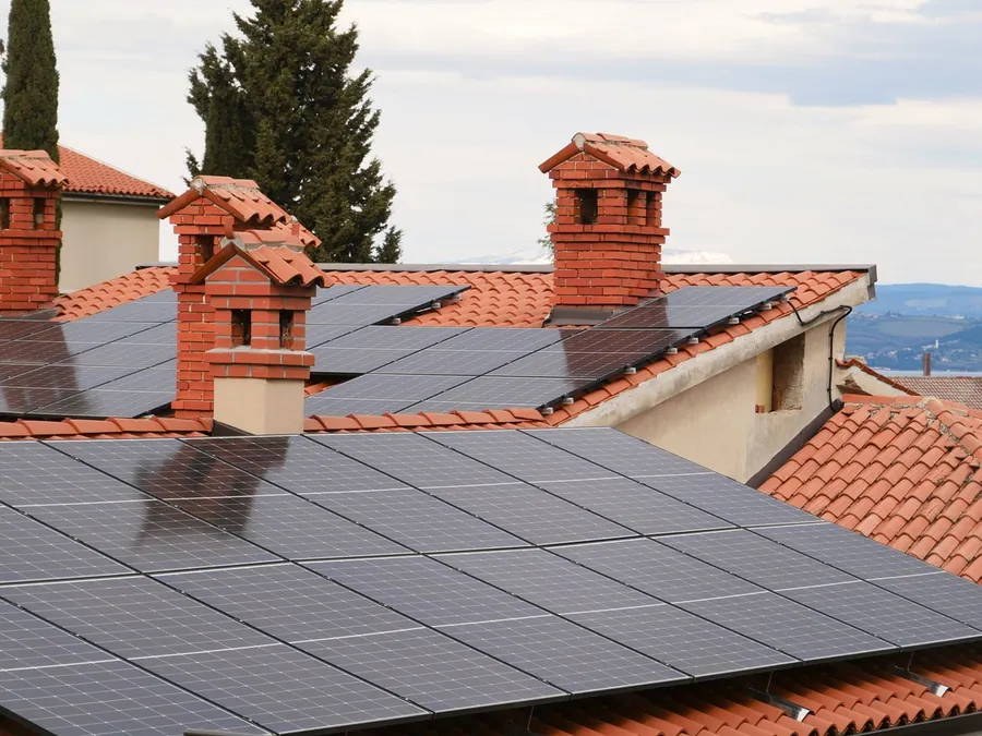 Telhados de telha cerâmica com painéis solares em bairro residencial