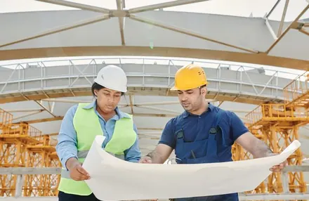 Dois engenheiros analisando a planta do projeto fotovoltaico