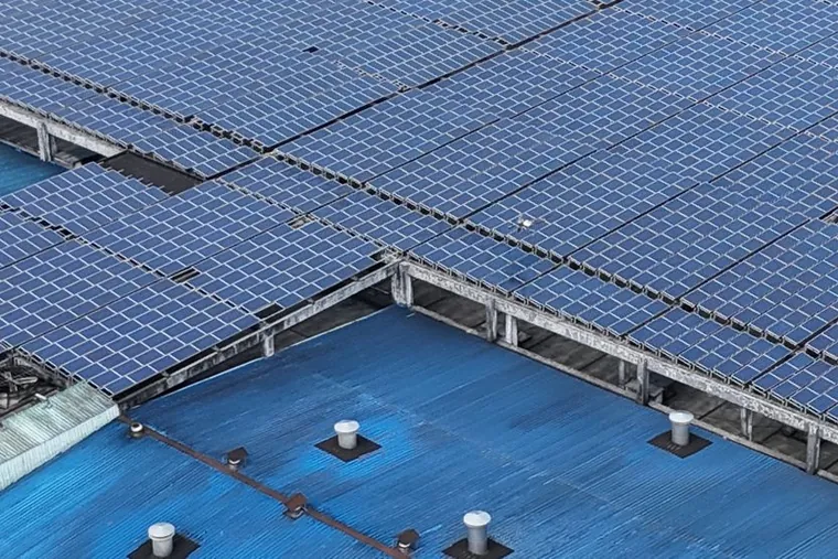 Sistema fotovoltaico sobre a cobertura de um prédio comercial
