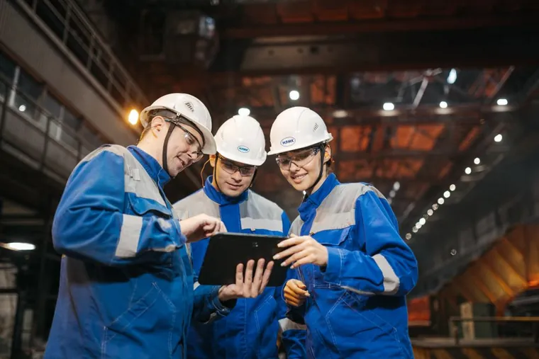 Engenheiros acompanhando o projeto por tablet